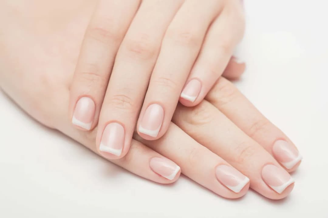 Jak poprawnie nałożyć base coat przed malowaniem paznokci?