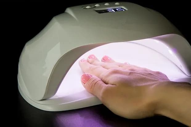 Czy przerwa od hybrydy jest konieczna? Fakty i mity o paznokciach