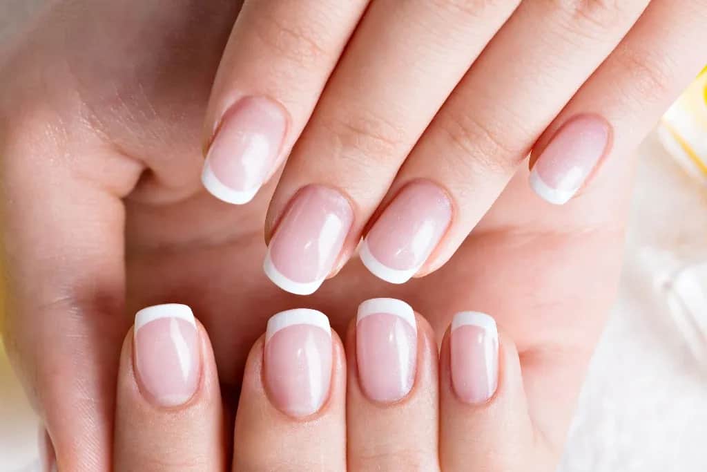 Lakier do paznokci jak hybryda: trwały manicure bez lampy UV