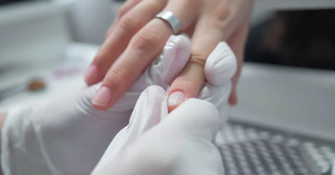 Czy nakładać bazę pod hybrydę? Poznaj fakty i uniknij błędów