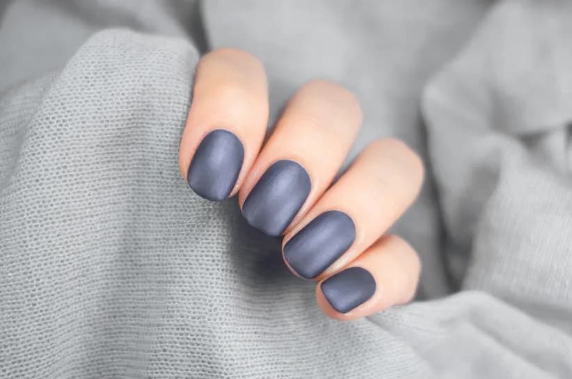 Jakie kolory lakierów do paznokci pasują do szarej sukienki?