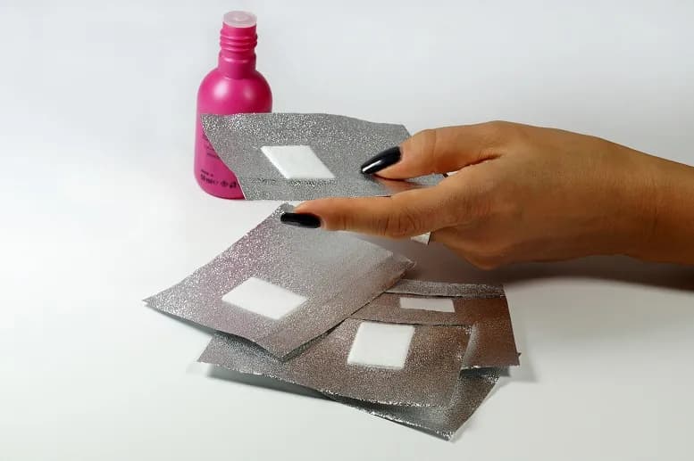 Jak długo trzymać aceton na hybrydach? Bezpieczne usuwanie