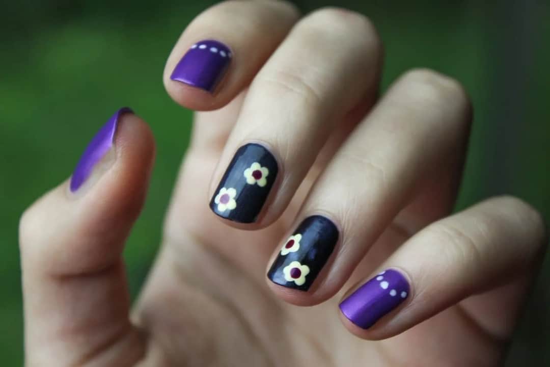 Paznokcie kwadratowe ciemne - elegancja w mrocznym stylu