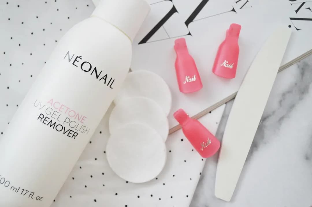 Jak usunąć brokat z paznokci?