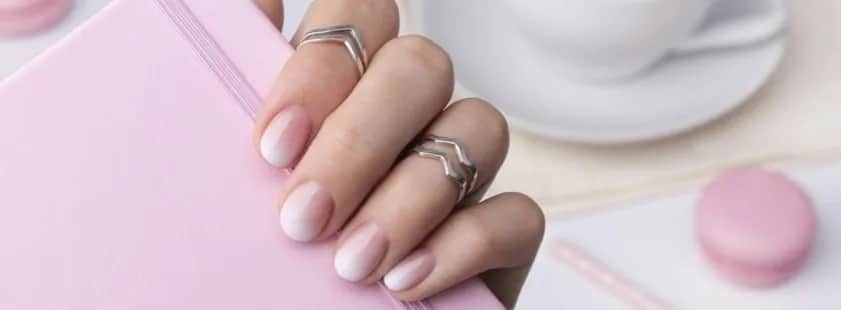 Żel czy hybryda? Porównanie trwałości, ceny i wpływu na paznokcie